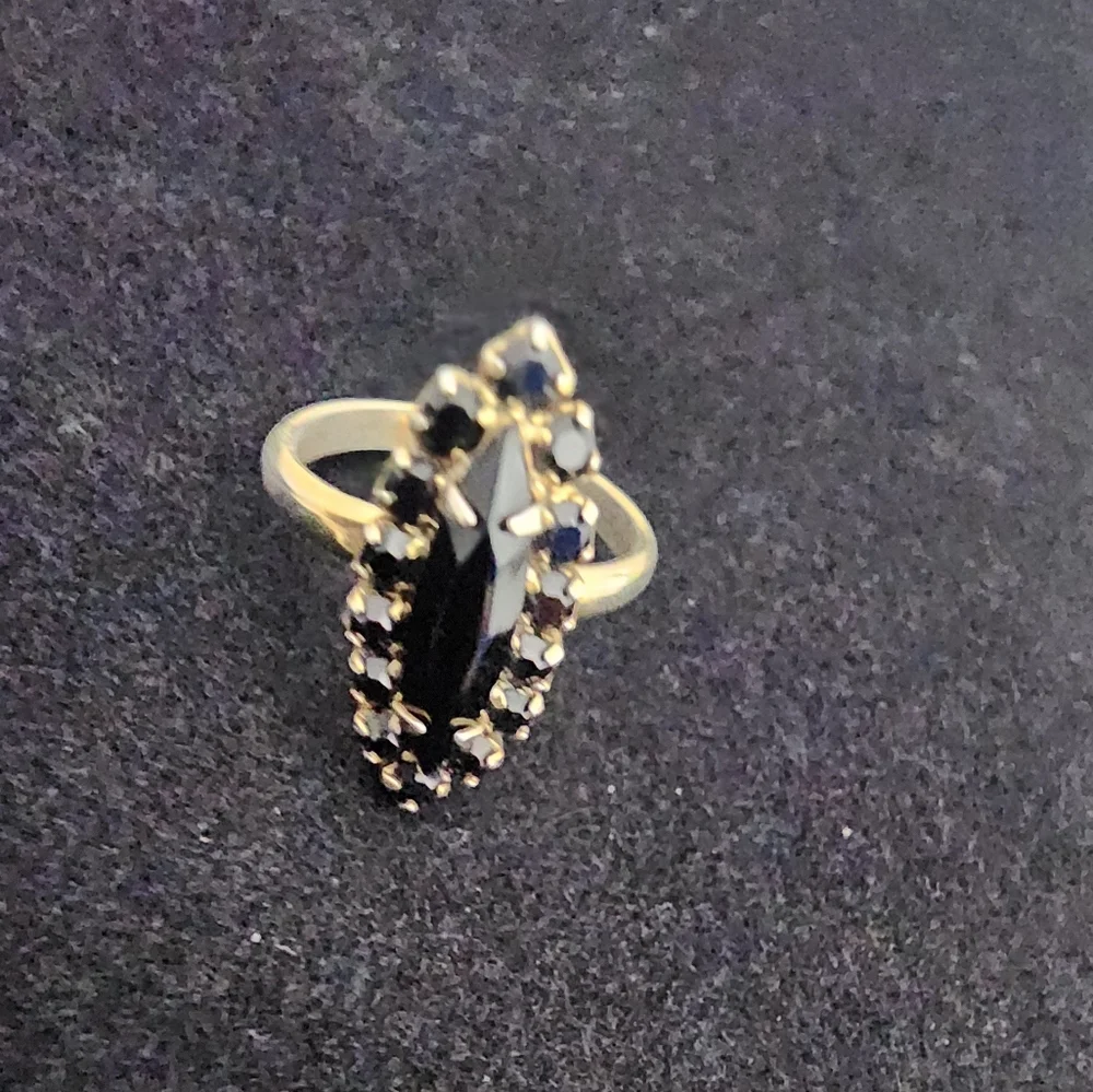 SE11 Elegant Black and Gold Adjustable Costume Ring